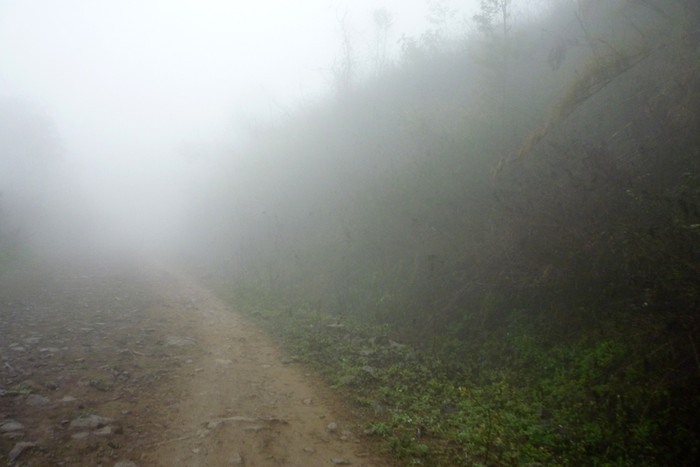 Con đường khô ráo nhất đi vào bản Suối Kếnh ghập ghềnh đất đá và mù mịt sương mù